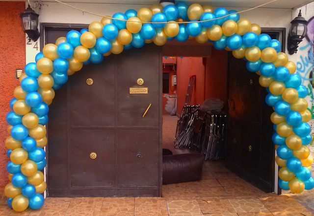 ARCO DE GLOBOS DE 2 COLORES ENTRADA DE CASA